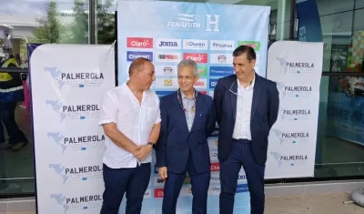 Reinaldo Rueda fue recibido por directivos de la Federación Nacional Autónoma de Fútbol de Honduras. 