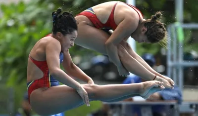 Las colombianas Viviana Uribe y Daniela Zapata, oro en trampolín tres metros.