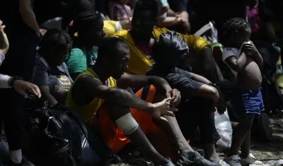 Fotografía de archivo tomada el pasado 10 de marzo, en la que se registró a decenas de migrantes al esperan en la selva para ser trasladados en canoa desde la Quebrada León hasta a la comunidad de Bajo Chiquito, en Darién