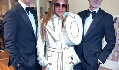 Shakira con los diseñadores Viktor Horsting y Rolf Snoeren, de la marca Viktor & Rolf en París.