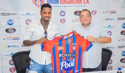 Gustavo Torres recibió la camiseta del Unión Magdalena de parte de su presidente, Alberto Mario Garzón.