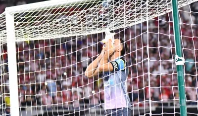 Sebastián Viera besa los guantes que llevó en su último partido con Junior
