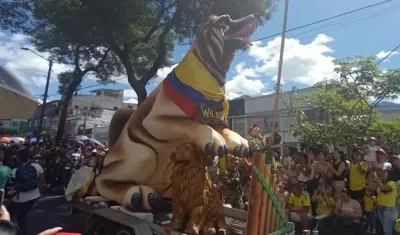 Figura del perro 'Wilson' durante desfile en Ibagué.