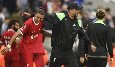 Darwin Núñez, figura del juego, junto al entrenador Jürgen Klopp. 