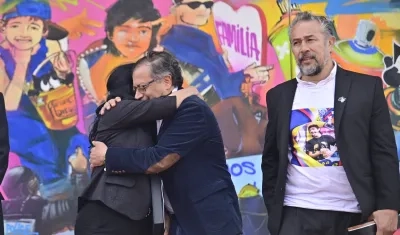 Los padres de Becerra, Gustavo Trejos y Liliana Lizarazo, junto al Presidente.