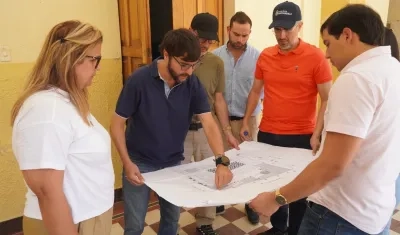 El Alcalde Jaime Pumarejo en la sede del antiguo Colegio San Miguel del Rosario.