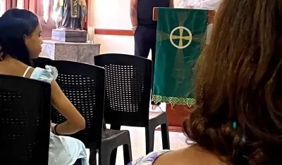 Armando Benedetti en el altar de la iglesia del barrio El Golf.