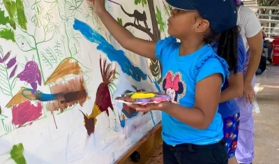 Niños pintando en La Cueva
