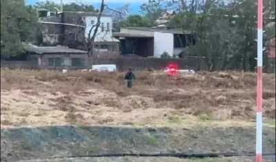 Inspección de las autoridades en el aeropuerto.