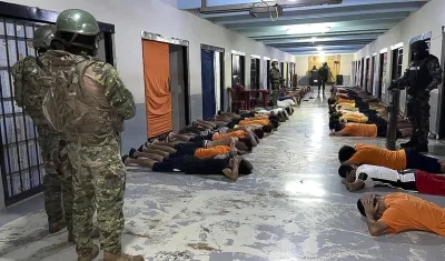 Inspección de las autoridades en la cárcel de Ecuador. 