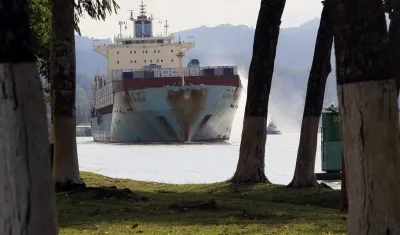 Panorámica de buques transitando por el Canal de Panamá.