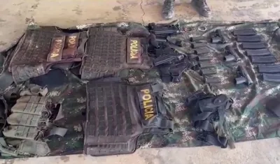 Los chalecos y las armas de los policías asesinados.