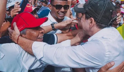 Alex Char saludando a varios de sus seguidores.