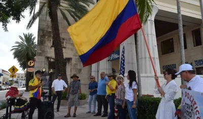 Colombianos protestando en el Consulado de Colombia en Miami.