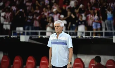 Julio Comesaña dirigiendo un partido del Junior de Barranquilla.