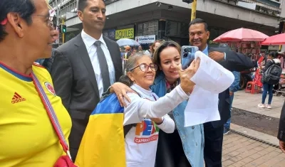 Carolina Corcho tomándose una foto con una seguidora.