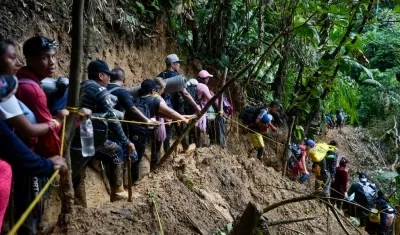 Personas cruzando la selva del Darién con niños. 