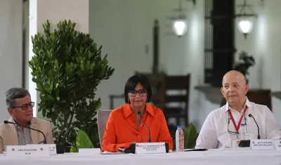 Pablo Beltrán, Delcy Rodríguez y Otty Patiño, en Caracas.