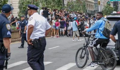 La cantidad de personas que llegaron a una calle ante la promesa de recibir consolas gratis. 