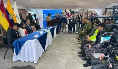 La presidenta del Consejo Nacional Electoral, Diana Atamaint; el vicepresidente Enrique Pita y el presidente Guillermo Lasso en la ceremonia de apetura de las elecciones de este domingo