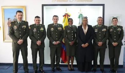 El director de la Policía y la MinEducación con altos oficiales.