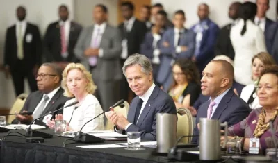 Secretario de Estado, Antony Blinken (c), junto a la embajadora de EE.UU. en Guyana, Sarah Ann Lynch.