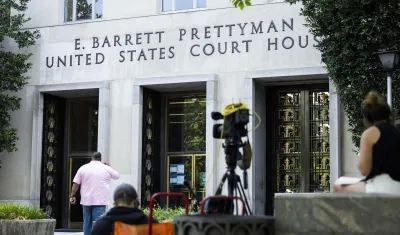 Entrada lateral del Palacio de Justicia de los Estados Unidos E. Barrett Prettyman.