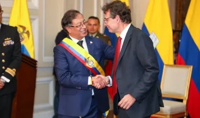 Gustavo Petro posesionando a Alejandro Gaviria