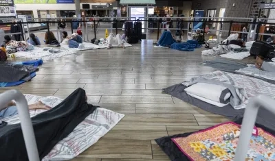Turistas evacuados en el incendio declarado en Hawái.