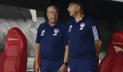 Hernán Darío Gómez y su asistente Édgar 'Panzer' Carvajal. 