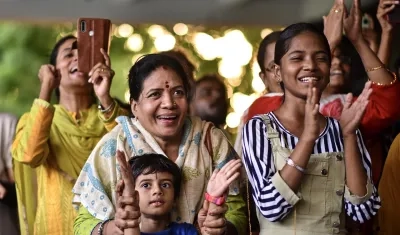 La gente celebra el aterrizaje suave de la misión Chandrayaan-3 en el Polo Sur de la Luna.