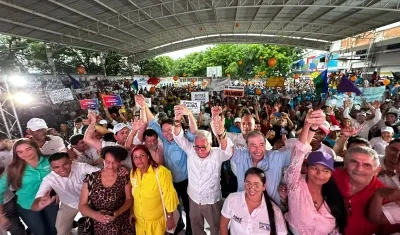 El máximo dirigente de Cambio Radical, Fuad Char, levanta los brazos de Joao Herrera. Los acompaña el excandidato William Torres, entre otros