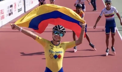 Kiara Luz Vásquez celebrando con la bandera de Colombia.