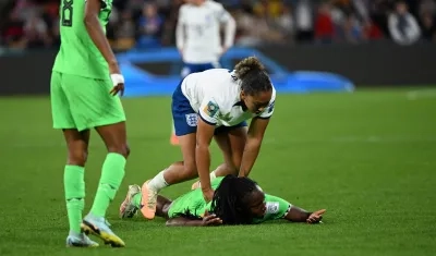 Lauren James sobre espalda de la nigeriana Michelle Alozie