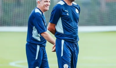 Juan Manuel Lillo al lado del entrenador Pep Guardiola.