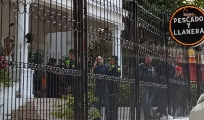 La Policía y el CTI de la Fiscalía en el lugar donde ocurrió el ataque a bala. 