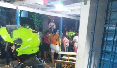 La Policía acordonó el área para la inspección del cuerpo. 