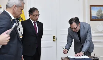 Juan David Correa toma posesión del ministerio de Cultura ante el Presidente Gustavo Petro.