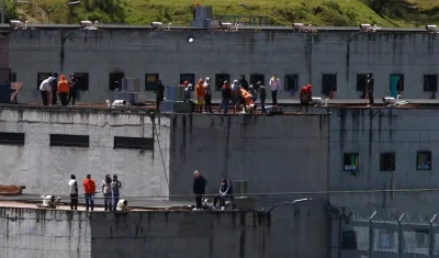 Presos se toman los techos de la cárcel "El Turi", en la ciudad de Cuenca (Ecuador). 