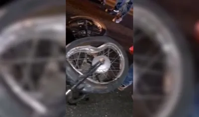 Así quedó una de las motos tras el fuerte impacto del accidente.