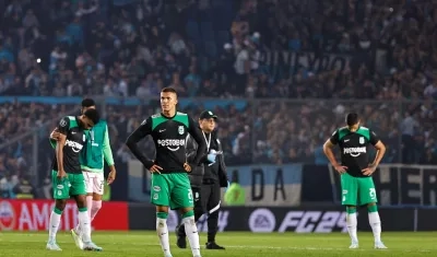  Jugadores de Nacional se lamentan tras perder ante Racing en Buenos Aires.