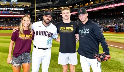 Nabil Crismatt junto con el nadador francés Léon Marchand.