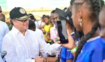 Presidente Gustavo Petro con jóvenes, imagen de referencia.