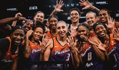 Diana Taurasi celebrando con sus compañeras del Phoenix Mercury