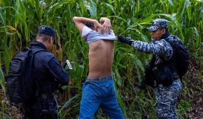 Miembros del Ejército durante el cerco.