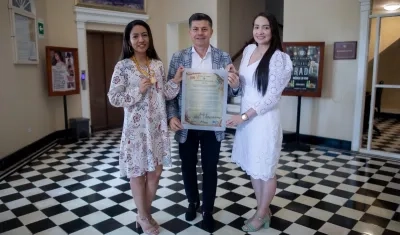 Gabriela García Consuegra, directora de Programa, Carlos Mauricio Archila, decano de la Facultad de Humanidades y Ciencias Sociales, y Steffani Riveros Vásquez, directora Administrativa del Consultorio Jurídico.