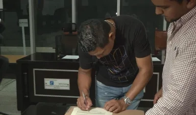 Santander Aguilar Villa radica documentos para posesionarse en la Asamblea