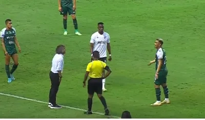 Momento en el que discutían Alberto Gamero y Teófilo Gutiérrez.