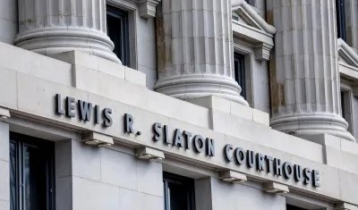 Entrada principal del juzgado de Fulton, donde acusaron al ex presidente estadounidense Donald Trump.