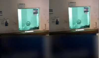 Vidrio impactado por una de las balas cuando fue atacado el hombre. 